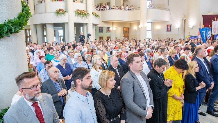 Okupljeni vjernici na svetkovinu sv. Kvirina u Sisku (Foto: Stjepan Vego)