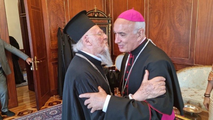 L'abbraccio tra il patriarca ecumenico di Costantinopoli Bartolomeo I e il presidente della Pontificia accademia di teologia Antonio Staglian