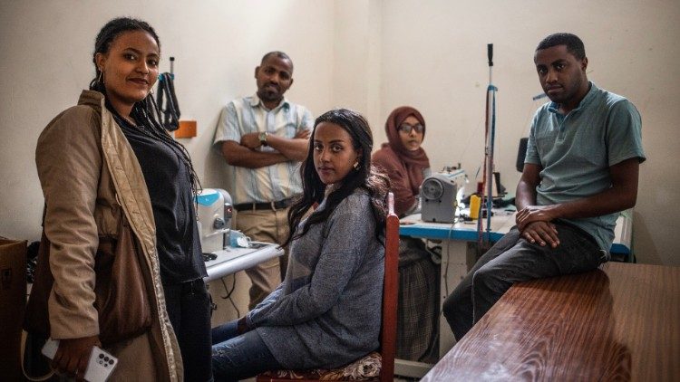 Zoma Bonnet textile micro-enterprise of Addis Ababa, started by two migrants and a young unemployed Ethiopian woman, with the support of the inter-congregational network. Photo Giovanni Culmone / Gsf