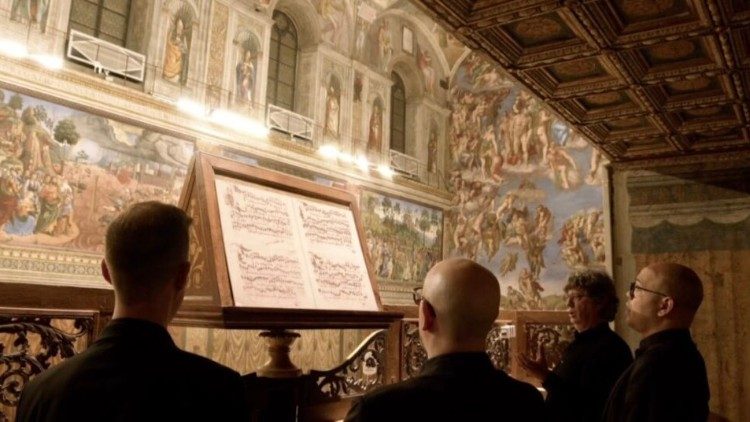 L'esecuzione di un brano di Josquin Desprez nella cantoria della Cappella Sistina, che si pu ammirare nel docufilm