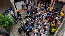 Mons.-Davide-Milani-e-Plinio-Agostoni-allinaugurazione-della-quarta-edizione-del-Lecco-Fil.jpg