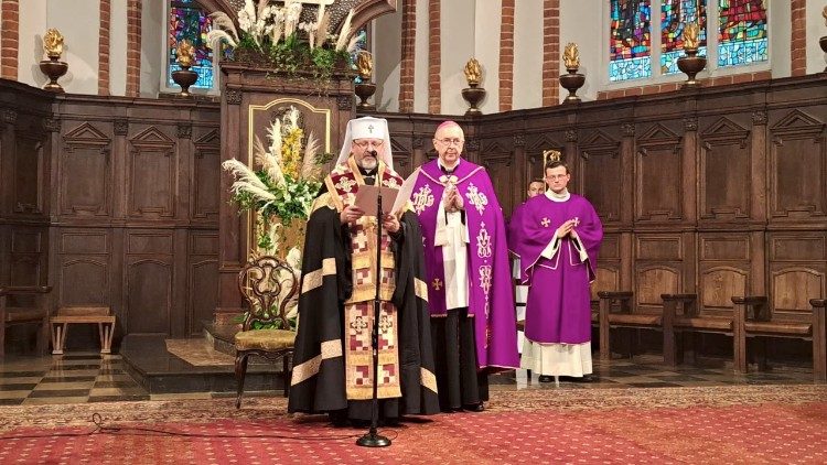 Archbishops Archbishop Stanislaw G?decki and Sviatoslav Shevchuk in Warsaw