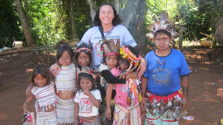 Suor Joana Aparecida Ortiz con bambini della comunit indigena Guaivyry, nel Mato Grosso do Sul