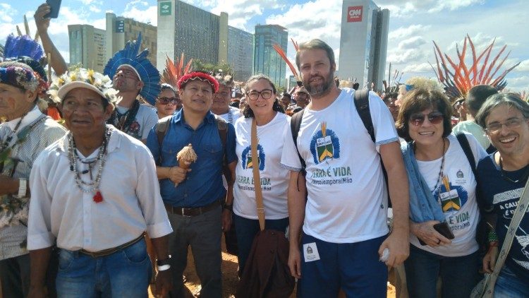 Suor Joana (al centro) insieme agli indigeni a Brasilia, il 7 giugno di quest'anno, nella manifestazione contro il marco temporal, progetto di legge che stabilisce che i popoli indigeni possono rivendicare solo le terre che già occupavano quando è stata promulgata la Costituzione nel 1988 (Crediti foto: archivio di suor Joana Ortiz)