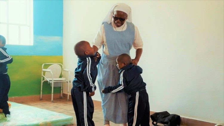 Una Piccola Suora Missionaria della Carità con i ragazzi disabili nella missione di Laare, Kenya