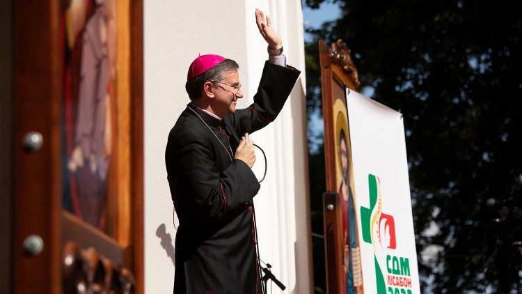 Il cardinale eletto saluta i giovani ucraini