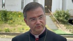 Vescovo-ausiliare-Lisbona-Americo-Aguiar-Ucraina-Bucha-giovani-Gmg-2.jpg