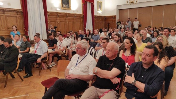 L'arcivescovo Uzini? (al centro, in prima fila) tra i pubblico della tavola rotonda, tenuta in arcivescovado a Rijeka, degli Incontri Teologici del Mediterraneo 2023