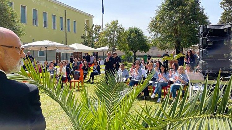 Un momento della consegna dei diplomi nel carcere di Rebibbia