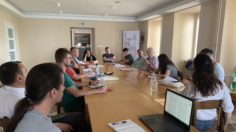 Giovani teologi e un docente in un workshop degli Incontri Teologici del Mediterraneo 2023