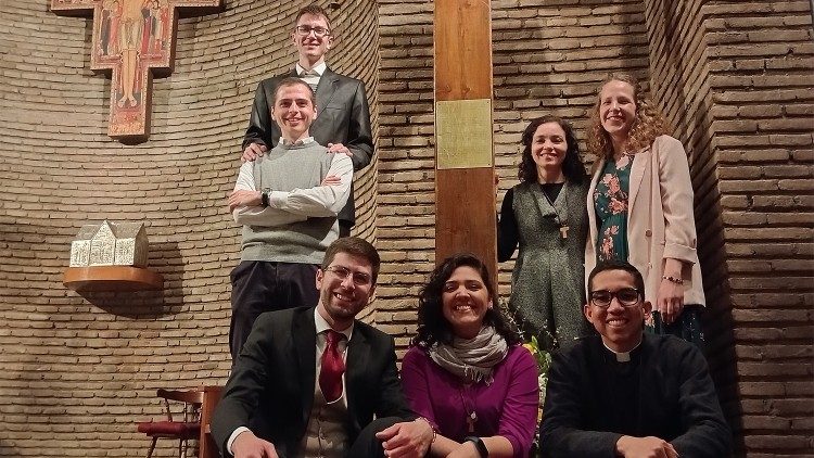 El Centro Internacional Juvenil San Lorenzo, al que Fabiola pertenece, nació del deseo del Papa San Juan Pablo II, que lo inauguró el 13 de marzo de 1983. Es el "Centro del Papa" para todos los jóvenes, lugar de acogida y oración, sede de la Cruz de los Jóvenes, punto de referencia para los jóvenes peregrinos en Roma, lugar de formación y lugar privilegiado para la preparación de las Jornadas Mundiales de la Juventud (JMJ).
