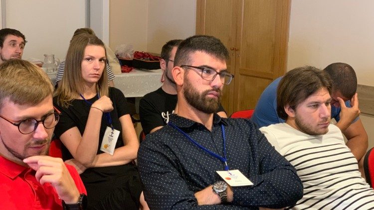 Lo studente ortodosso serbo Mihajlo Vlajkovic (al centro), tra i colleghi degli Incontri Teologici del Mediterraneo