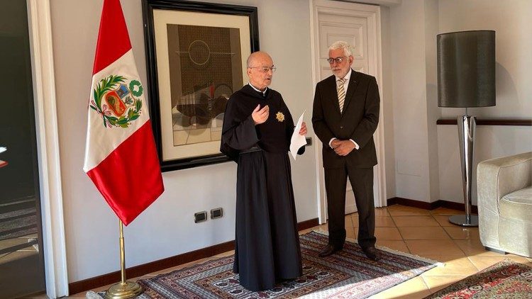 Padre Pietro Bellini con l'ambasciatore del ʱ in Italia Eduardo Martinetti