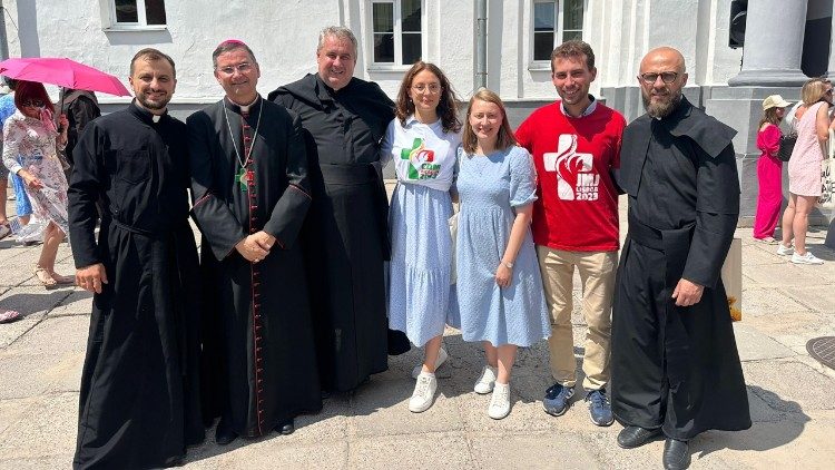 Padre Roman Demush (il primo da sinistra) con monsignor Aguiar (al suo fianco) e alcuni giovani, sacerdoti e religiosi  durante la visita dell'organizzatore della Gmg in Ucraina