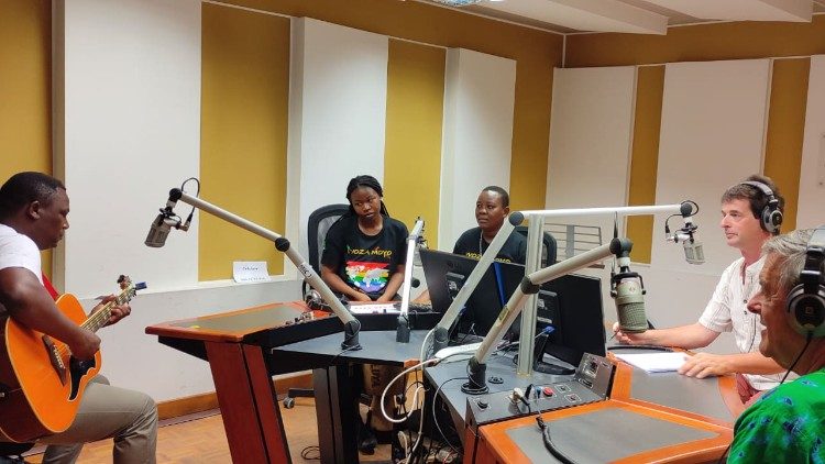 Coss e Anna Chiwalo e Getrude Naluso dell'Alleluya Band insieme con padre Mario Pacifici negli studi di Radio Vaticana