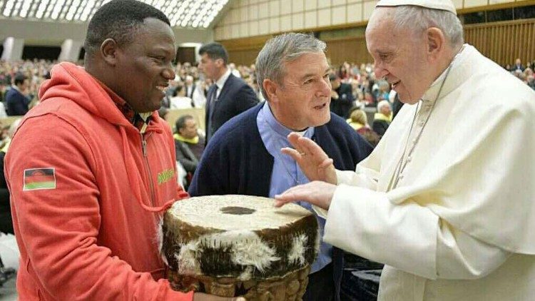Padre Mario Pacifici presenta Coss Chiwalo...e il suo tamburo a Papa Francesco, durante l'udienza generale in Aula Paolo VI