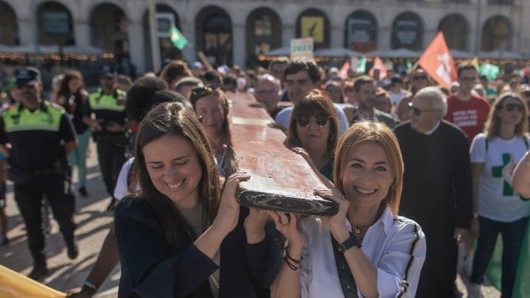 La croce della Gmg portata dai giovani durante la Gmg di Lisbona