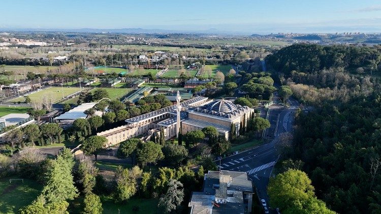 Una veduta aerea della Grande Moschea di Roma sul cui tetto si sta procedendo allistallazione di pannelli solari