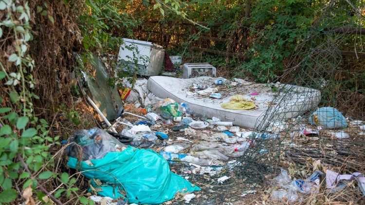 I cumuli di rifiuti abbandonati lungo larea della Moschea