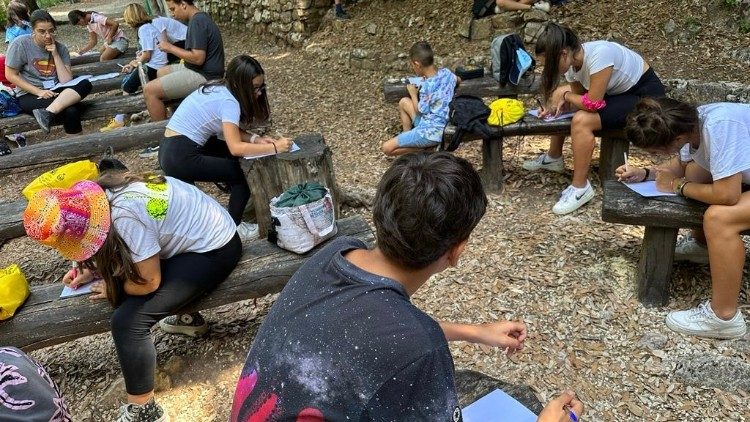 I ragazzi della parrocchia di don Giorgetta all'Eremo delle Carceri di Assisi, scrivono i messaggi a Papa Francesco
