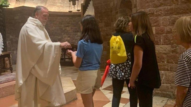 Don Benito Giorgetta nella Messa celebrata con i ragazzi della parrocchia ad Assisi, sulla tomba di san Frrancesco