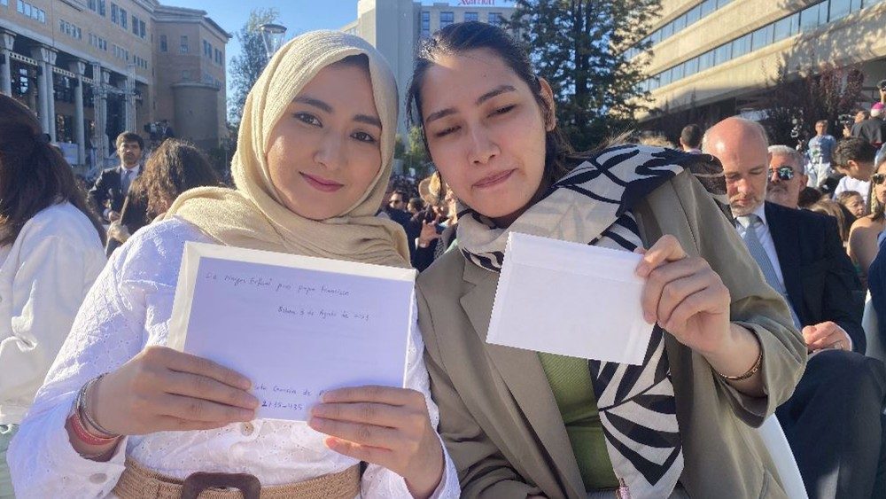 Narges Erfani, Afghan student who met MAP Francis with her sister Mahdiya Erfani
