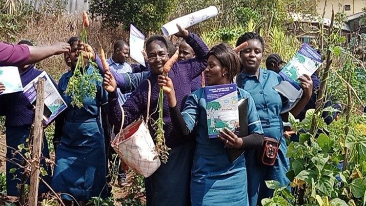 Raccolta di carote dallorto della scuola nel corso Laudato si presso la Catholic School of Health Sciences di Shisong, in Camerun