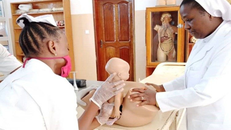 Una studentessa in ostetricia nella Catholic School of Health Sciences impara larte che è forma di partecipazione allopera creatrice di Dio