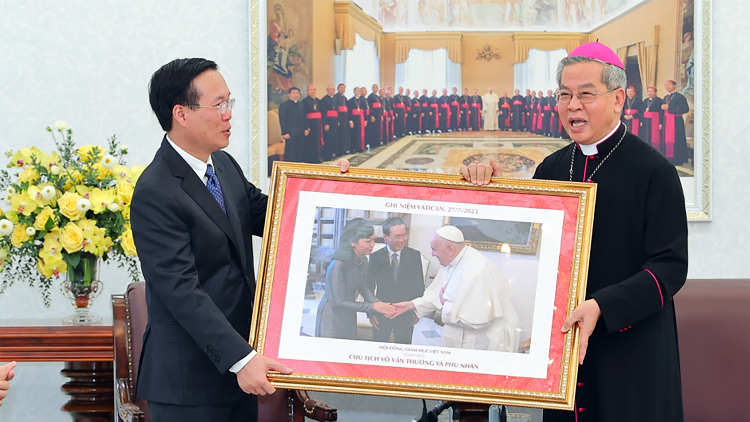 Il Presidente del Vietnam V? V?n Th??ng con il presidente della Conferenza episcopale vietnamita, monsignor Joseph Nguy?n N?ng
