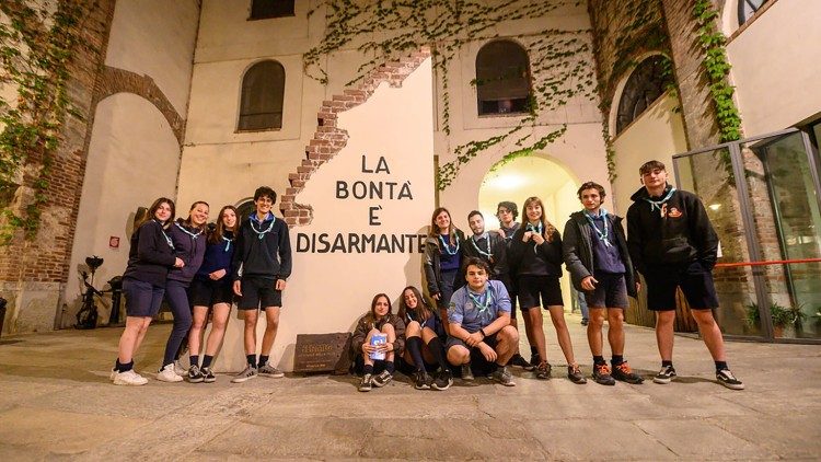 Un gruppo di scout davanti l'ingresso dell'Arsenale della Pace