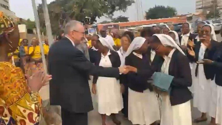 Il saluto di un gruppo di fedeli al segretario di Stato