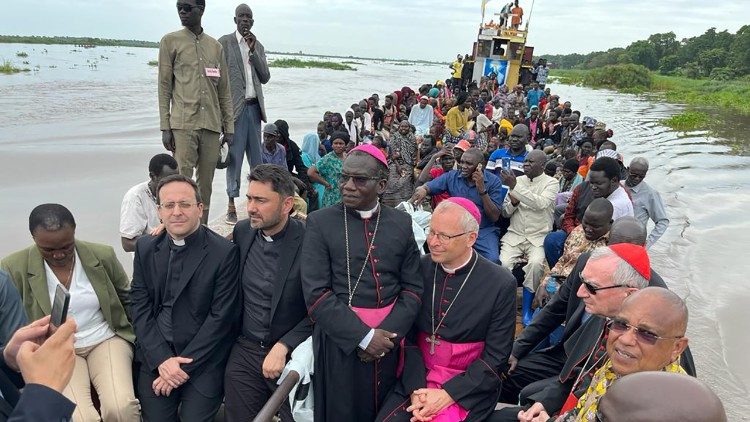 El cardenal Parolin en Malakal, ܻ娢 del Sur, en el barco que transporta refugiados desde ܻ娢.