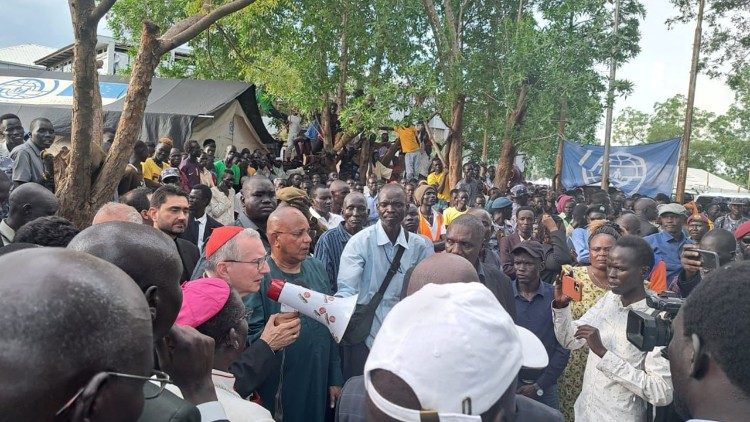 L'incontro del cardinale Parolin con i rifugiati nel campo di Malakal