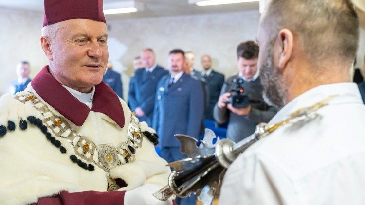 Il rettore don Kalinowski accoglie i nuovi studenti durante l'inaugurazione del Centro Studi dell'Università Cattolica di Lublino in carcere 
