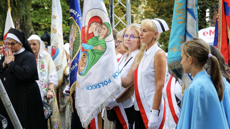 Pellegrinaggio delle ragazze e delle donne al santuario di Piekary ?l?skie