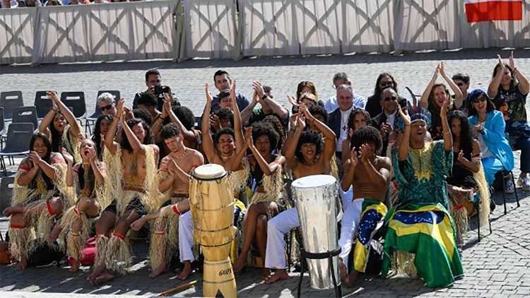 La delegazione brasiliana a Piazza San Pietro, prima dellincontro con il Papa