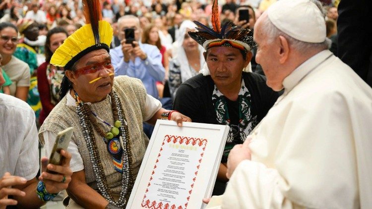 Due leader spirituali della comunit Yawanawa, in Amazzonia, incontrano il Papa al termine dell'udienza generale