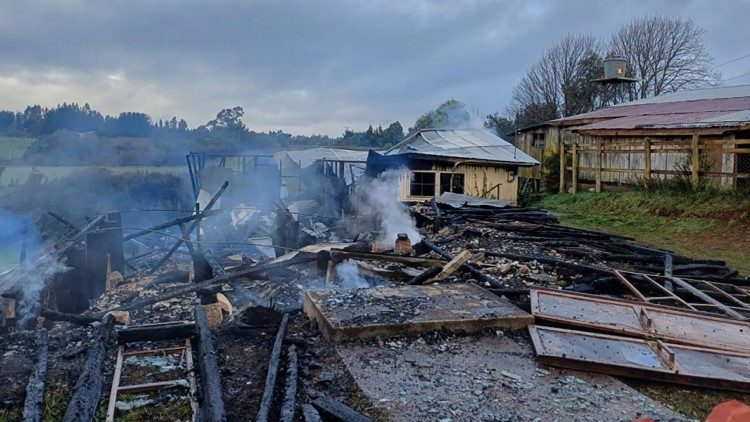 I resti della Cappella di Santa Mara del Camino a Ca?ete dopo l'attacco incendiario. (Foto:  Arquidicesis de Concepcin)