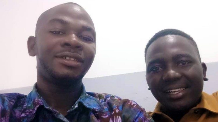 Nigeria, padre Paul Sanogo (a sinistra) e Dominic Mahinini subito dopo essere stati rilasciati dai loro rapitori