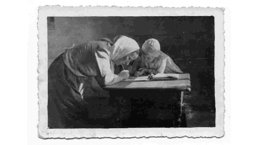 Wiktoria Ulma con la figlia maggiore, Stasia, mentre fa i compiti - foto Jzef Ulma, muzeumulmow.pl 