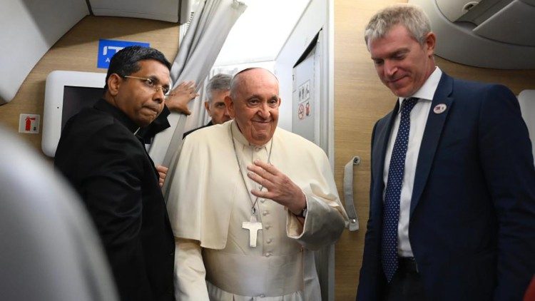 MAP Francis thanks journalists for their coverage of his visit to Mongolia