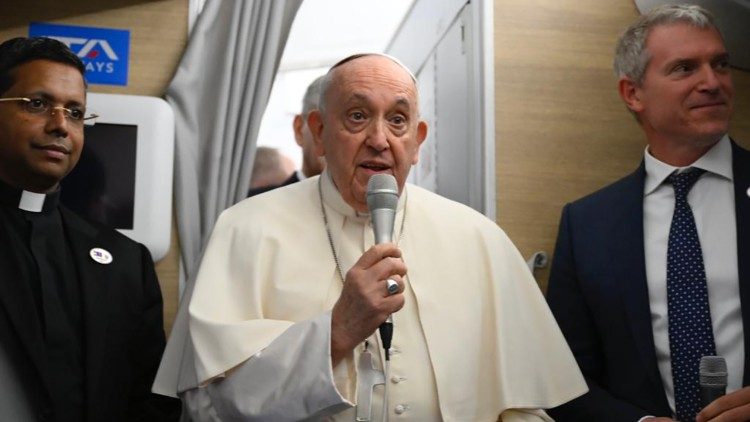 Papa Francesco, in aereo, si rivolge ai giornalisti che lo accompagnano in Mongolia
