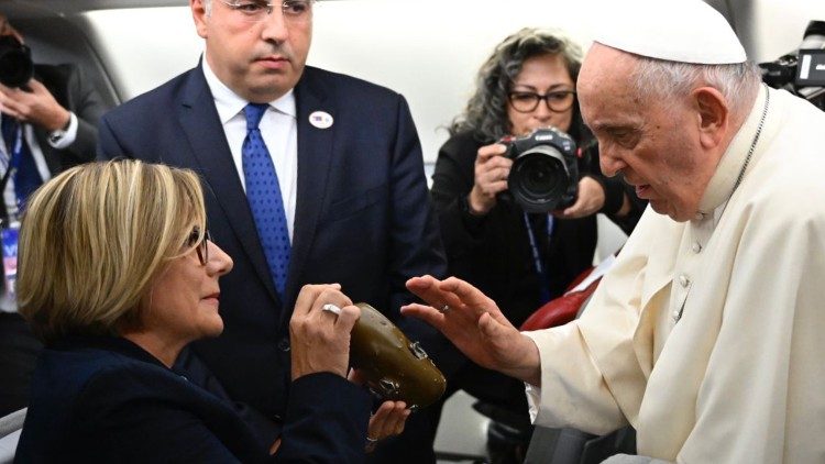 MAP Francis blessed the canteen of a wounded Ukrainian soldier