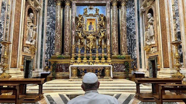 Il Papa in preghiera a Santa Maria Maggiore