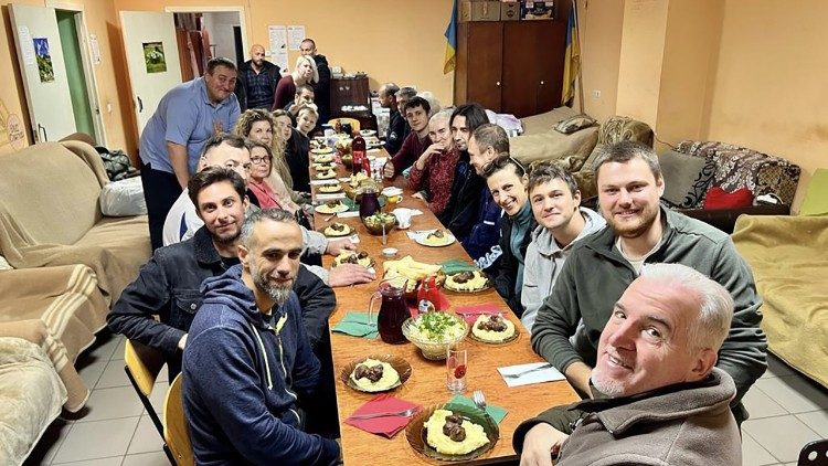 Momento conviviale in Ucraina con i volontari dell' "Operazione Colomba" di Stop The War Now
