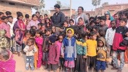 I-bambini-che-partecipano-al-programma-di-recupero-istituito-da-suor-Roselyn-nel-villaggio.jpg