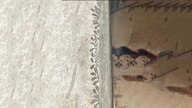 Un diverso punto di vista della scritta nascosta nell'affresco