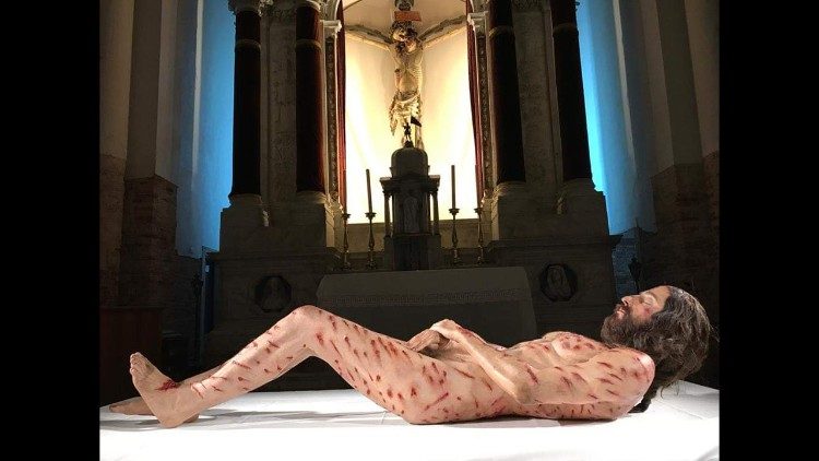 The Mystery Man - Ricostruzione iperrealistica dell'Uomo della Sindone (2022) di Alvaro Blanco su evidente ispirazione della statua di Min?arro