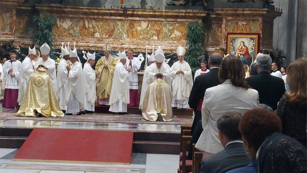 Un momento dell'ordinazione episcopale dei nuovi nunzi in Costa d'Avorio e Kazakhstan, Kyrgyzstan e Tadjikistan, monsignor Mauricio Rueda Beltz e monsignor George George Panamthundil