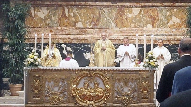 L'Altare della Cattedra di San Pietro Apostolo, e il cardinale Parolin, all'inizio della celebrazione